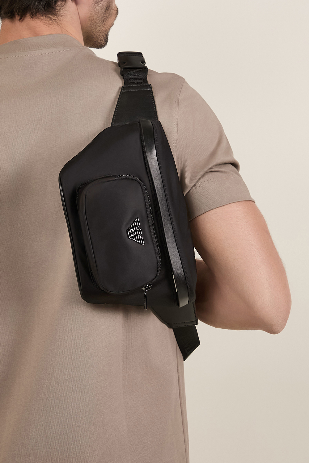 תמונת כל הלוק של תיק פאוץ'